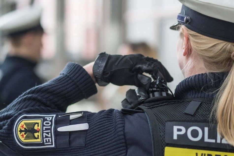 Zugbegleiterin ins Gesicht getreten! Polizei schnappt Gewalttäter