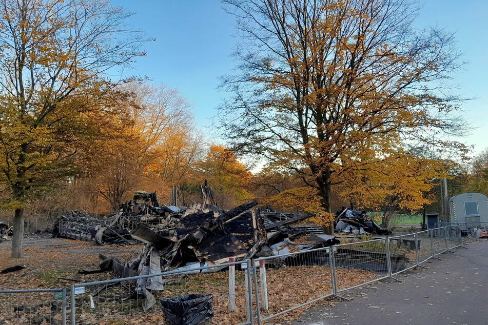 Nach dem Brand im Umweltbildungszentrum im Britzer Garten im Oktober 2024 waren die Spuren deutlich sichtbar. (Archivbild)