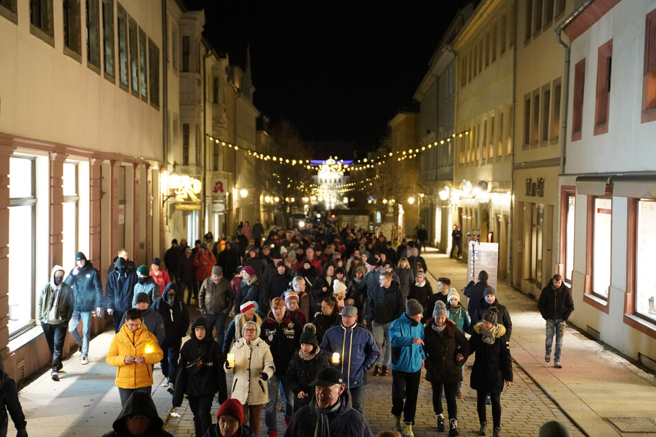 In Freiberg zogen am Mittwoch wieder unerlaubt Hunderte Demonstranten durch die Stadt.