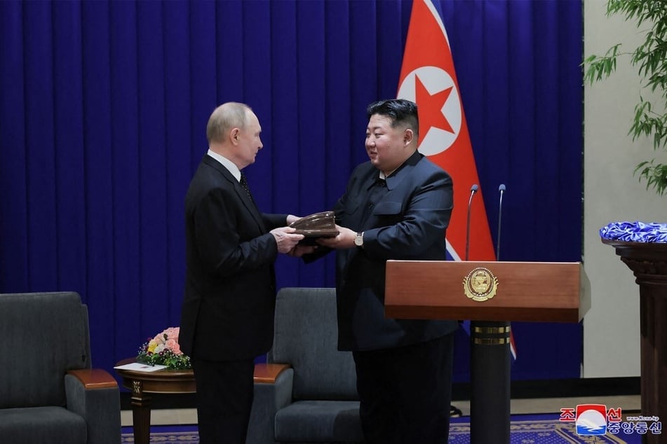 North Korea's leader Kim Jong Un (r.) presents the Kim Il Sung Medal to Russia's President Vladimir Putin (l.) in Pyongyang in June 2024.