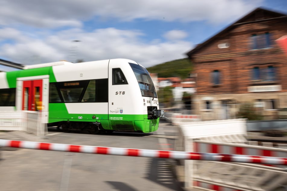 Die Bahnstrecke zwischen Oberrohn und Bad Salzungen in Südthüringen bleibt länger gesperrt als zunächst angenommen. (Symbolbild)