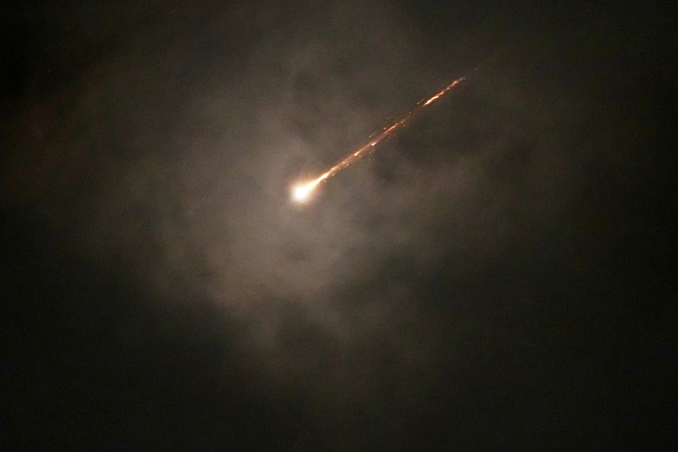 Die Spur eines iranischen Geschosses über Jerusalem ist durch die Wolken zu sehen.