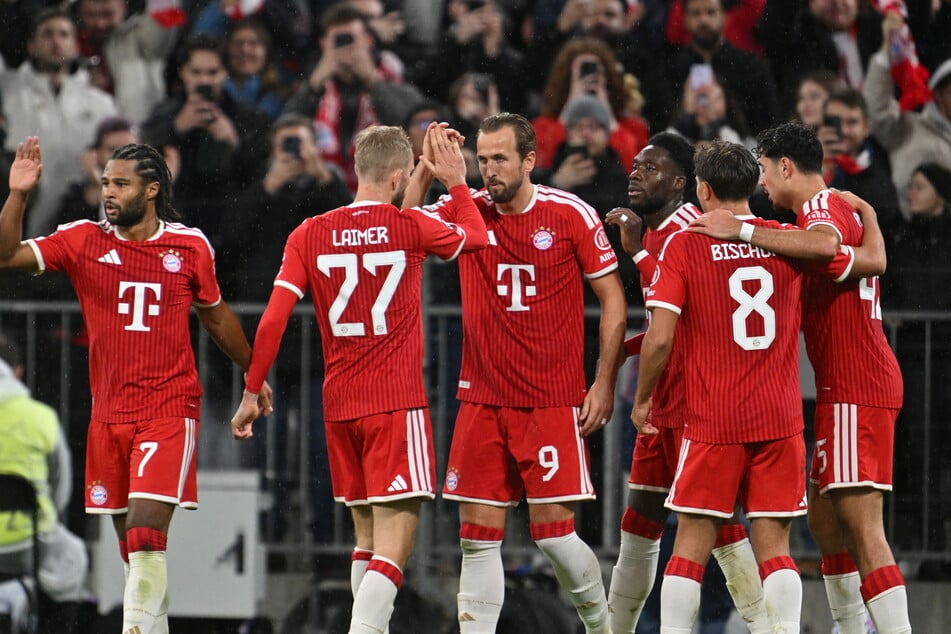 Lässt sich von seinen Kollegen feiern: Torschütze Alphonso Davies (3.v.r.).