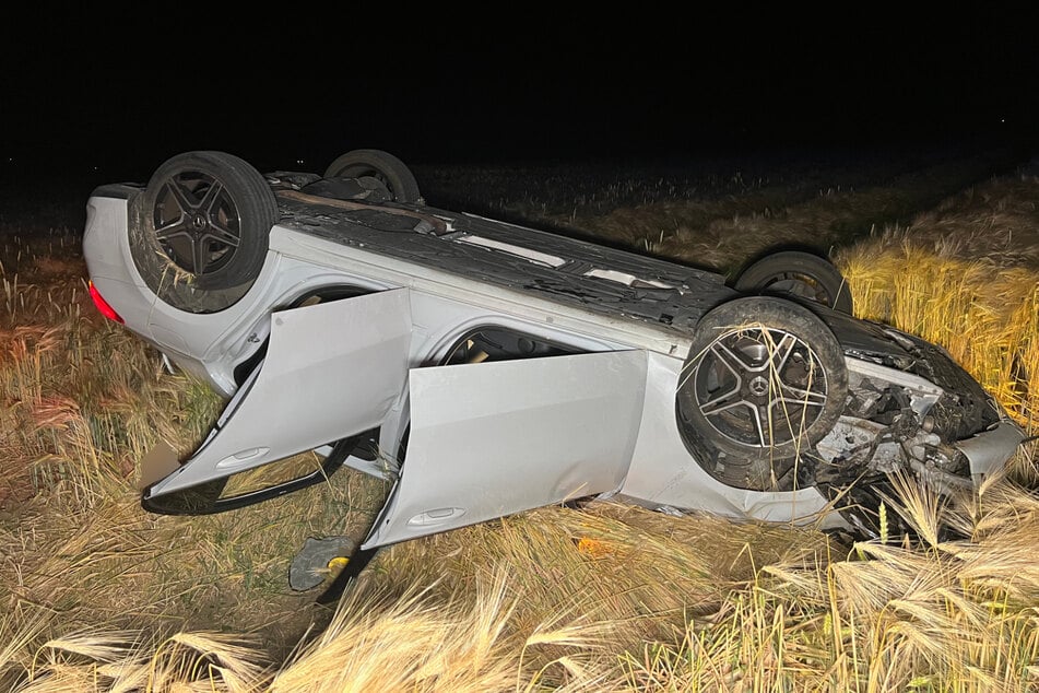 Der Benz landete in einem Feld.