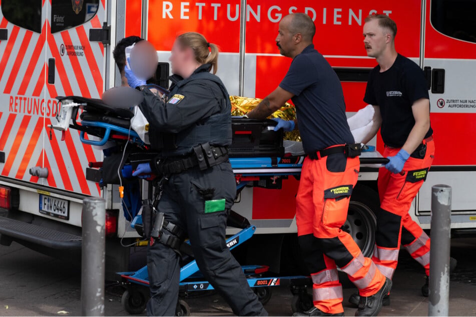 Eine Person ist bei dem Zwischenfall durch Schüsse verletzt worden.