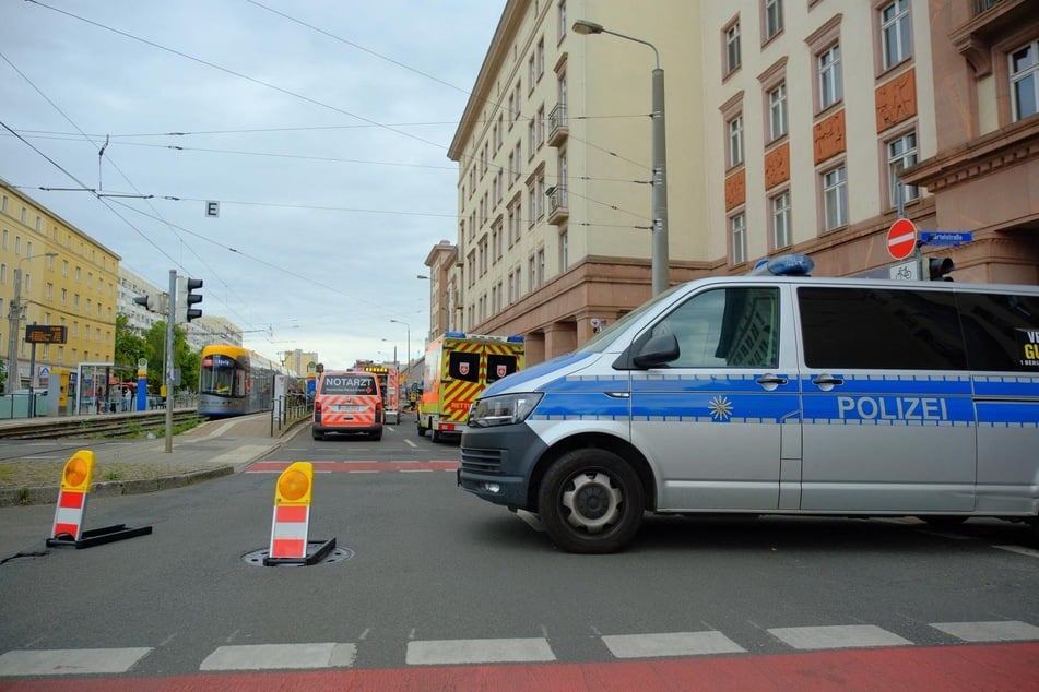 Die Straße musste während des Einsatzes in Richtung Bayerischer Bahnhof vollständig gesperrt werden.