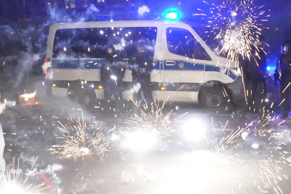 Feuerlöscher auf Rettungswagen geworfen: Silvester-Randalierer (15) angeklagt