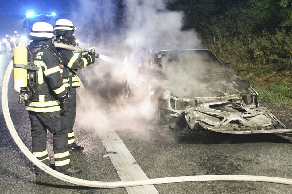 Der Audi ist nach dem Brand und den Löscharbeiten völlig zerstört.