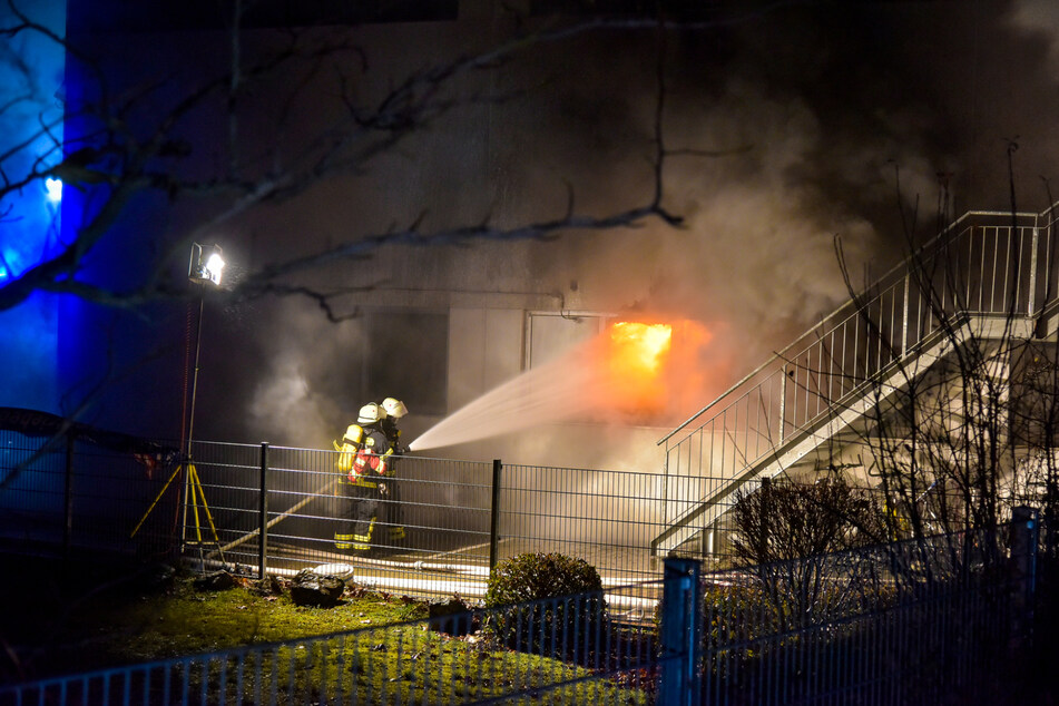 Mehrere Feuerwehren aus dem Umkreis versuchten am Samstagabend den Großbrand eines Reifenlagers in Bad Homburg zu löschen.