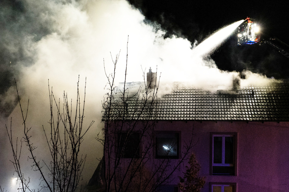 Wohnwagen brennt lichterloh: Flammen greifen auf zwei Häuser über