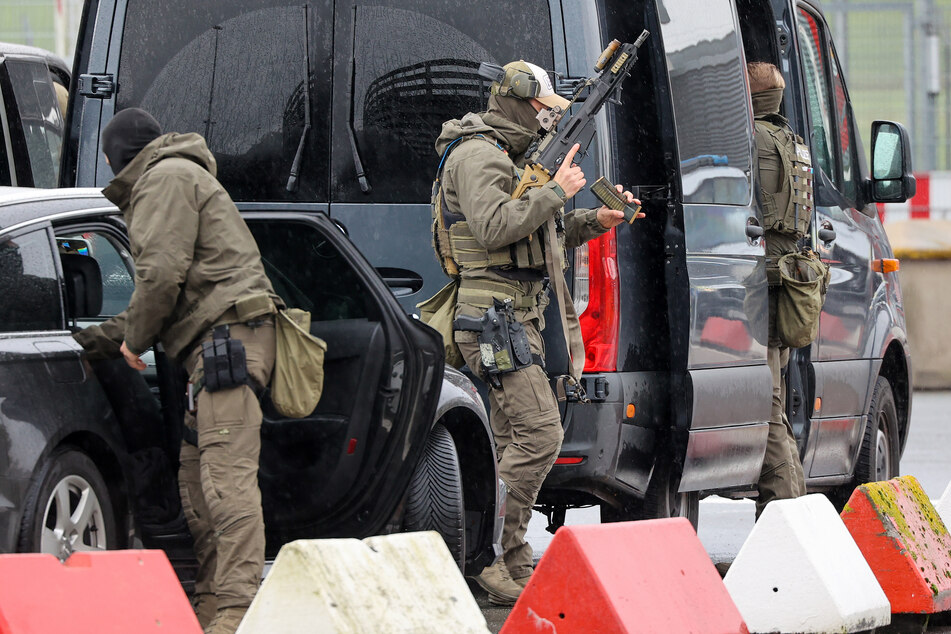 Schwer bewaffnete Spezialkräfte der Polizei am Flughafen. Dass Salman E. (35) es schaffen würde, mit seiner Tochter in die Türkei auszureisen, glaubte er wohl selber nicht.