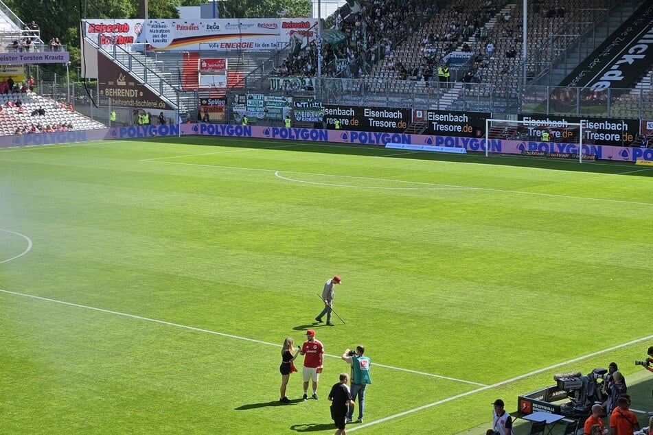 Sängerin Clara Valerie spricht am Stadion-Mikrofon über ihren neuen Song.