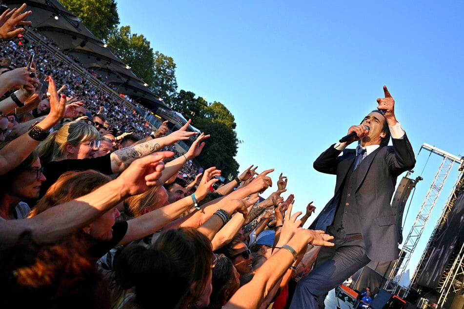 Von Beginn an auf enger Tuchfühlung: Nick Cave (68) zieht seine Fans beim Konzert am Elbufer in seinen Bann.