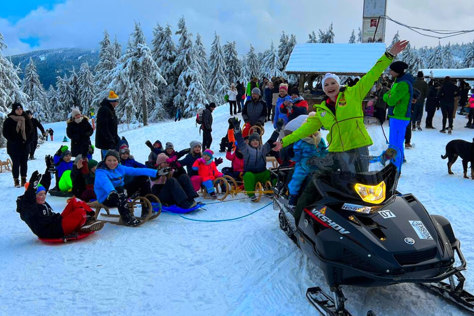 Melanie Müller (33) als Schneemobil-Fahrerin mit zahlreichen freudigen Kindern im Schlepptau.
