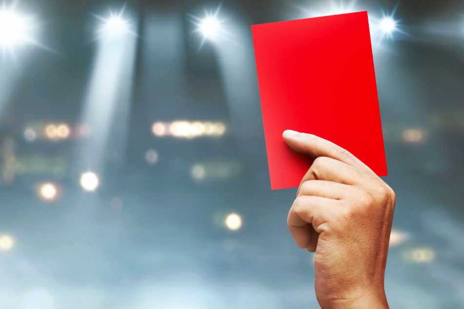 Rote Karte für den Fußballer! Nach einer hinterlistigen Attacke wurde ein Spieler mit der Maximalsperre von acht Jahren belegt. (Symbolbild)