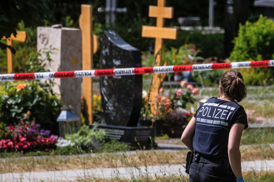 Beim Wurf eines Sprengkörpers auf eine Trauergemeinde in Altbach sind im Juni 2023 fünf Menschen verletzt worden.