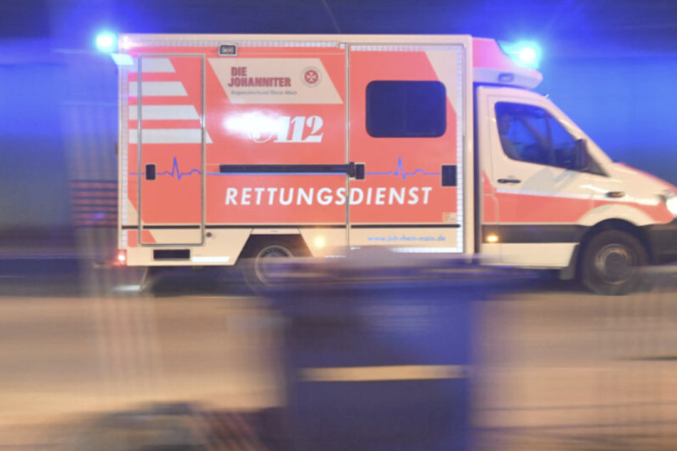 Aufgrund der schweren Verletzungen musste das 23-jährige Opfer im Krankenhaus notoperiert werden. (Symbolbild)