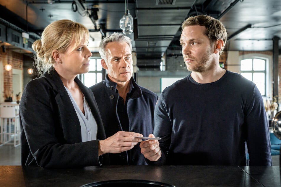 Edgar Deege (Max Wagner, 42, r.) weiß am Ende selbst nicht mehr, ob seine Verlobte oder ihre Schwester vor ihm steht.