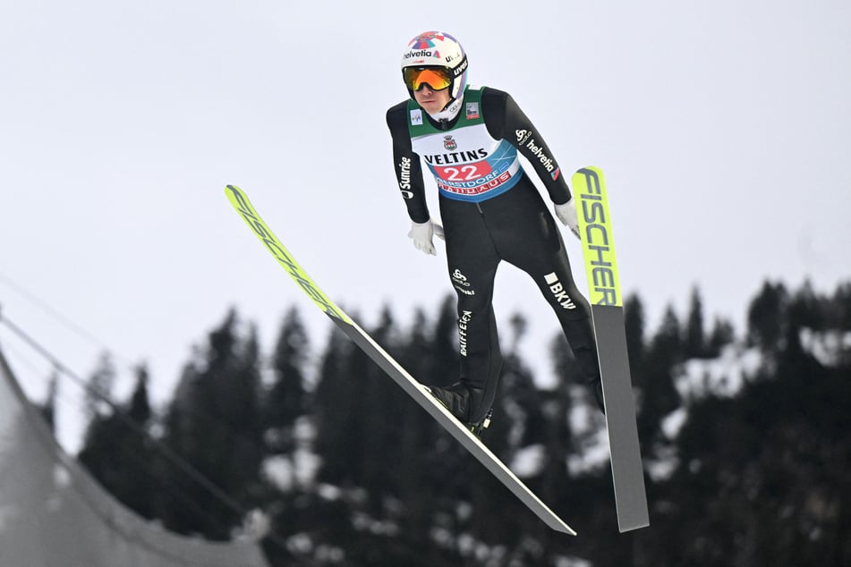 Simon Ammann zeigte zu Beginn der Saison gute Sprünge, doch nun muss er sich zurück ins Schweizer Team kämpfen.