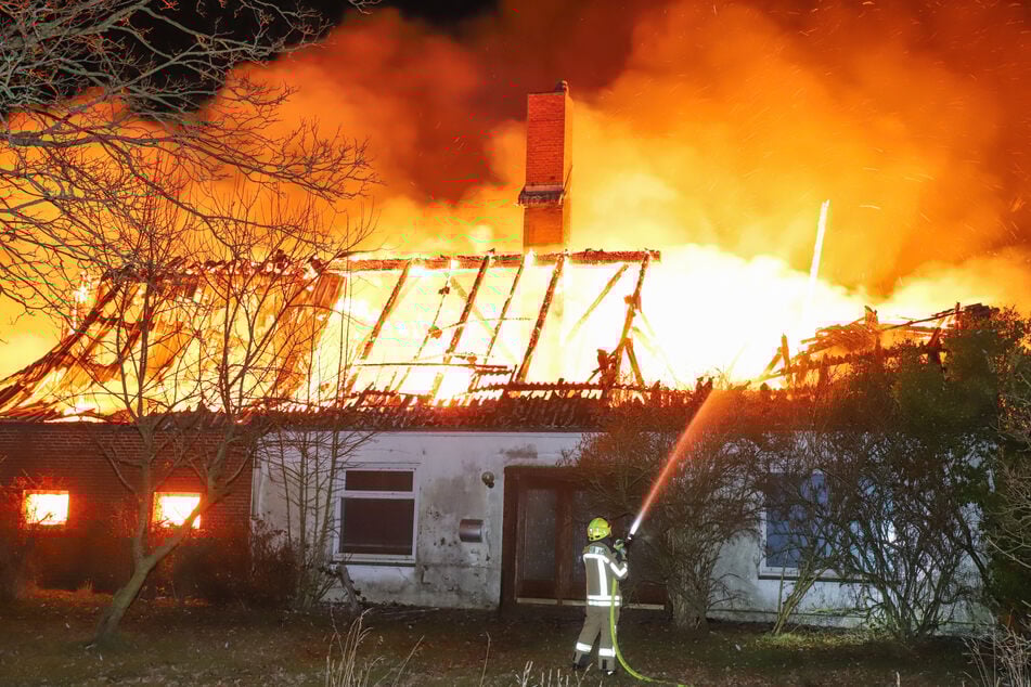 Scheunenbrand im Norden: Schaden auf mehrere 100.000 Euro geschätzt