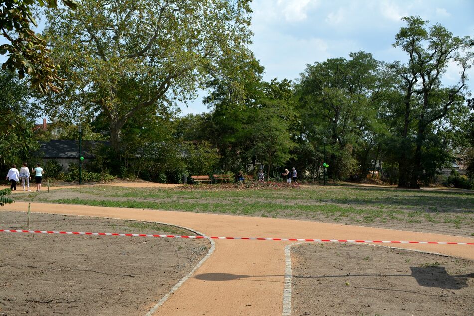 Erstes Lustwandeln im neuen Park - nur Büsche und der Rasen müssen noch wachsen.