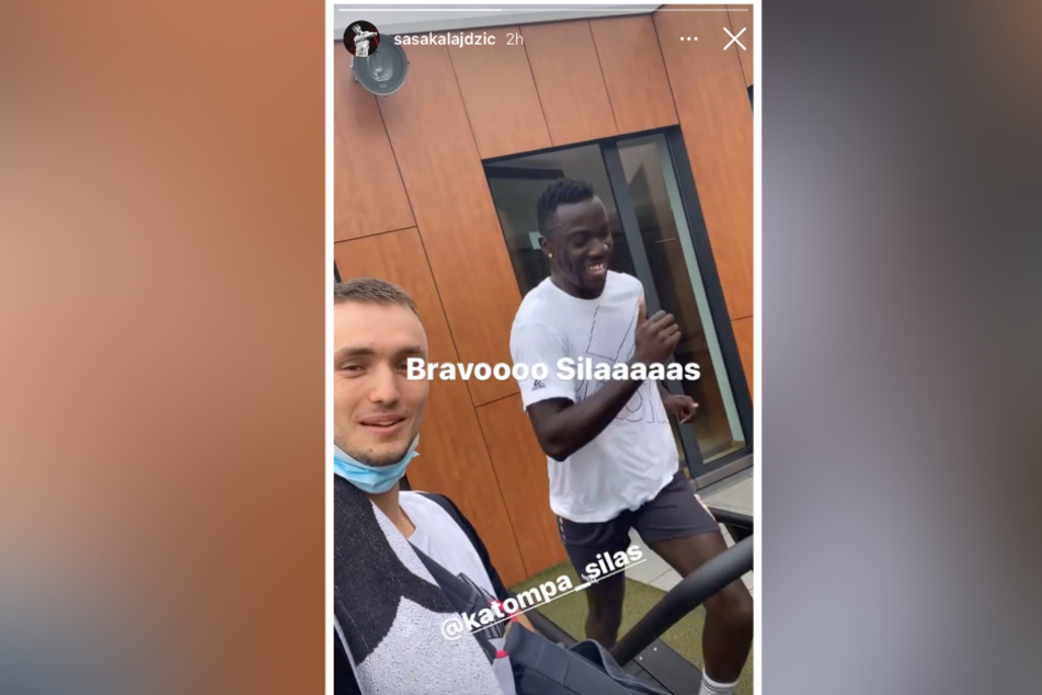Auf dem Laufband läuft es für Silas Katompa Mvumpa (22, r.) schon ganz gut, wie Sasa Kalajdzic (24) in seiner Instagram-Story zeigt.