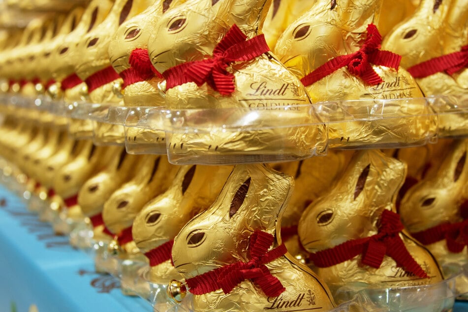 Typischer Anblick vor Ostern im Supermarkt: Goldene Lindt-Hasen in Reih und Glied.