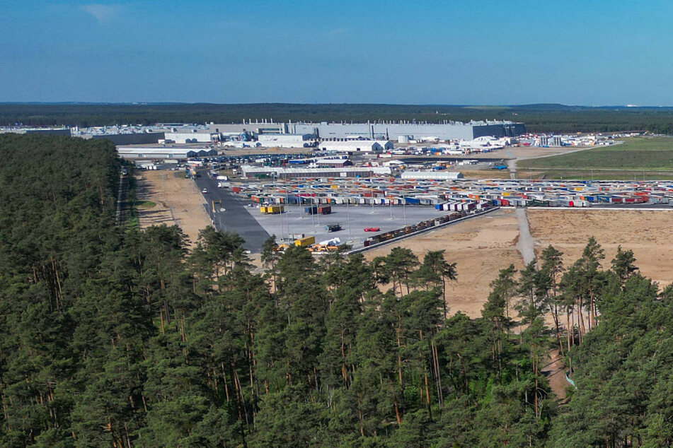 Von dem Sperrkreis sind auch ein kleiner Teil des Tesla-Werksgeländes und das Protestcamp betroffen.