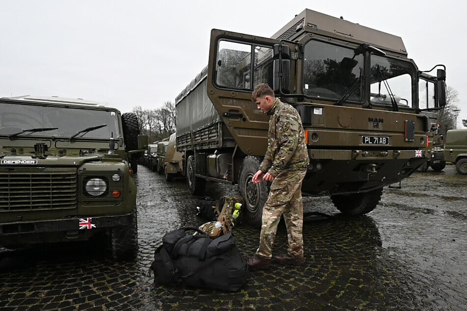 Das angezündete Fahrzeug der Bundeswehr stand auf dem umzäunten Gelände einer Werkstatt. (Symbolbild)