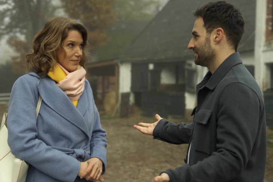 Lou und Daniel versöhnen sich nach einem heftigen Streit und wollen gemeinsam mit den Kindern reden.