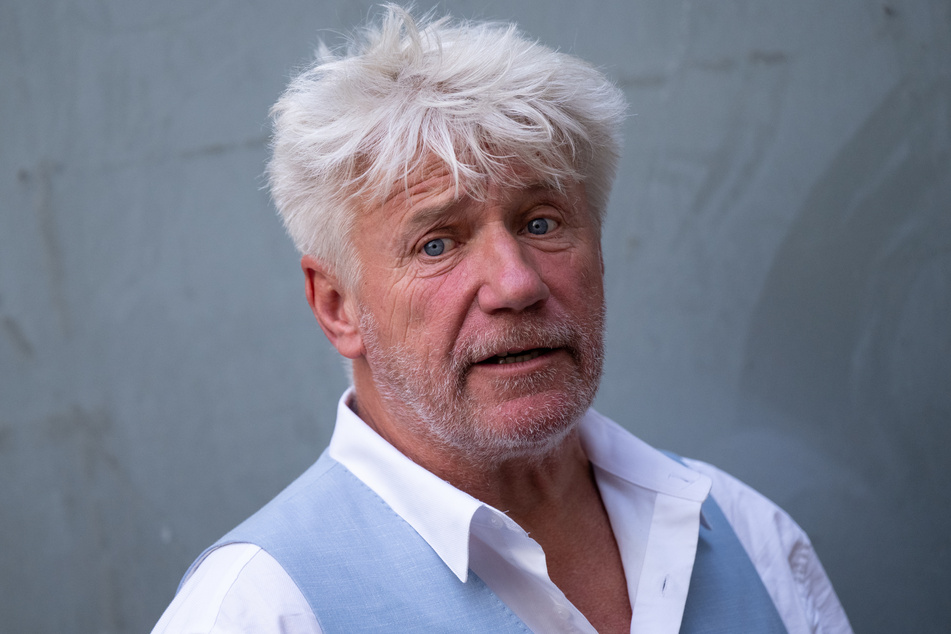 Schauspieler Jörg Schüttauf (61) spielt zurzeit in Chemnitz den Dorfrichter Adam in "Der zerbrochene Krug".