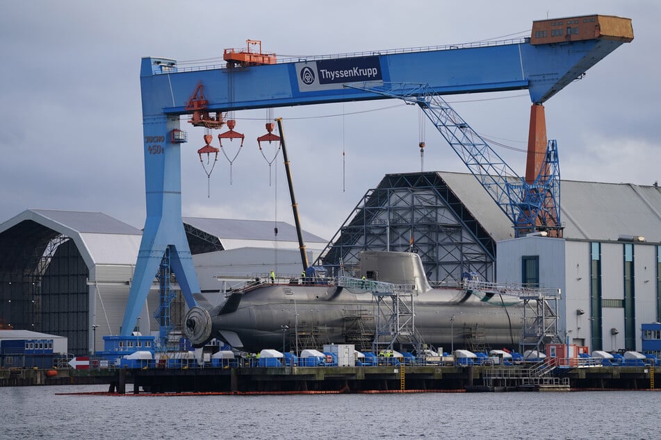 Ein im Bau befindliches U-Boot liegt in der Werft von ThyssenKrupp Marine Systems in Kiel.