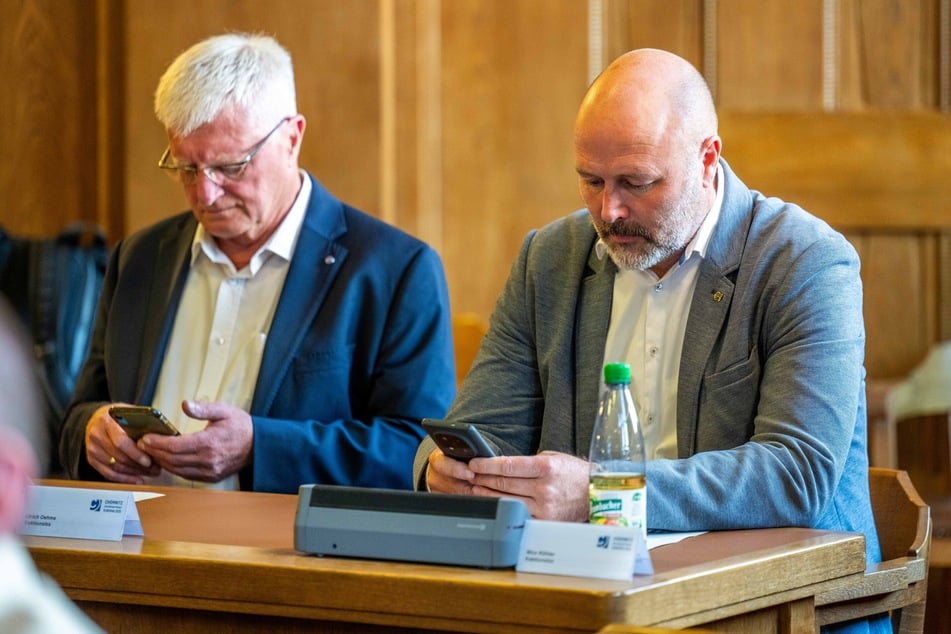 Nico Köhler (49, r.) und Ulrich Oehme (65) von der alten "AfD-Stadtratsfraktion" saßen zur ersten Stadtratssitzung in der hinteren Reihe.