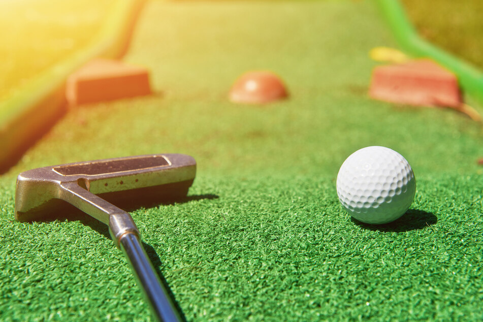 Beim Indoor-Minigolf habt Ihr Spaß, egal wie das Wetter wird.