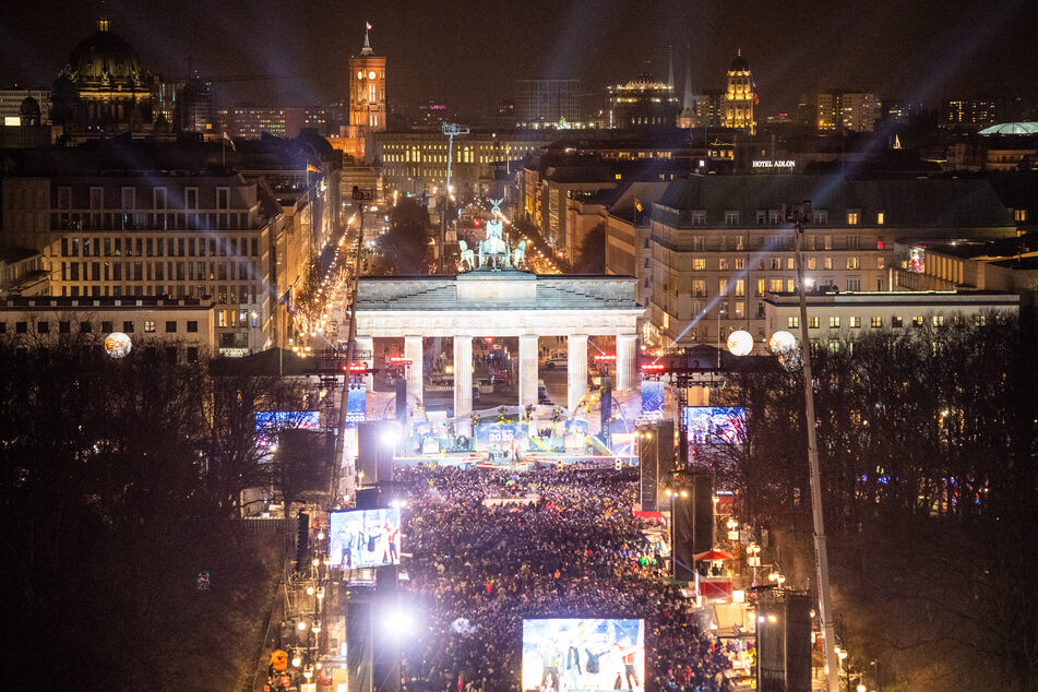 There should be a ban on firecrackers around the Brandenburg Gate.