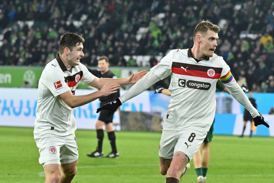 Eric Smith (29, r) und Arkadiusz Pyrka (23) kämpfen mit ihren Nationalmannschaften noch um die letzten WM-Tickets. In einem möglichen Finale würden die beiden Kiezkicker aufeinandertreffen.