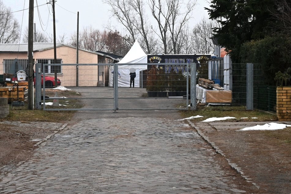 Von außen beschränkt ein Tor die Zufahrt zu dem Gelände.