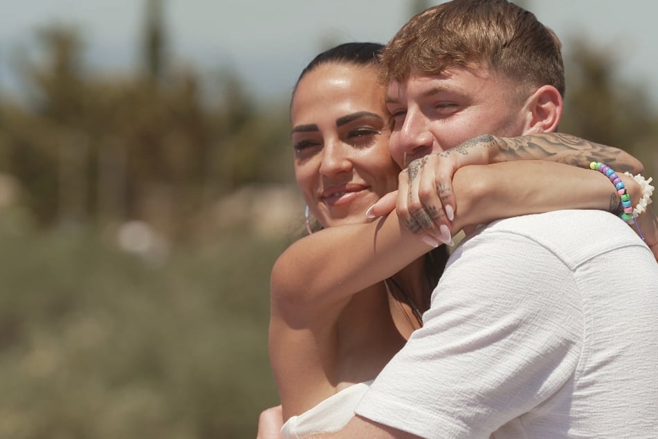 Ferris hat Elena vor dem Finale alles gebeichtet.