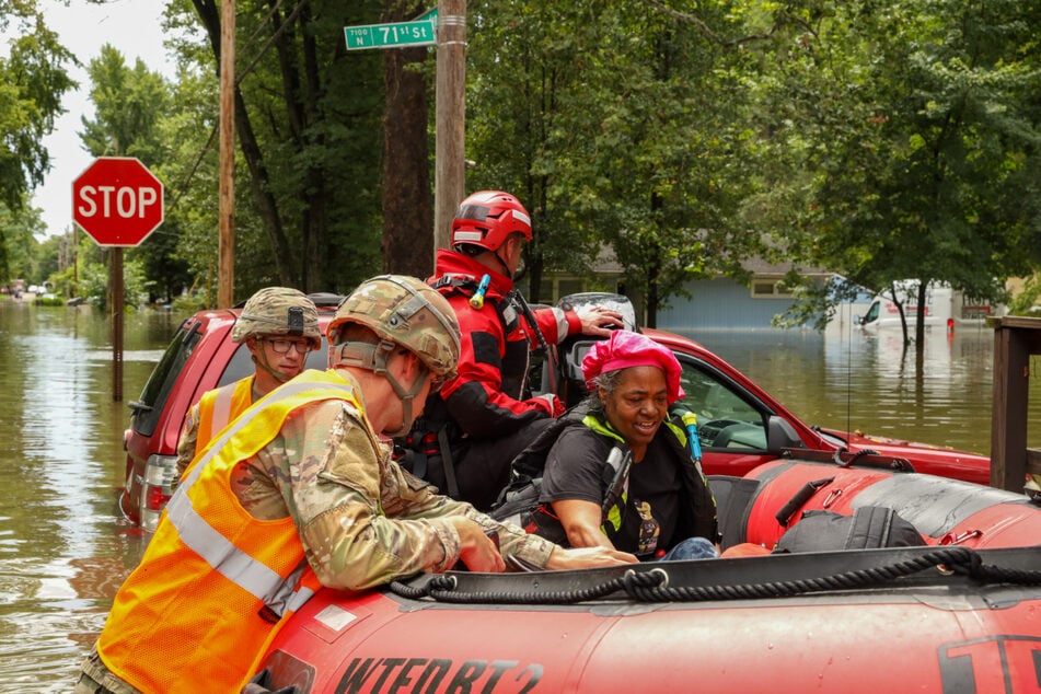 Einsatzkräfte des Indianapolis Fire Department bringen Anwohner in Sicherheit.