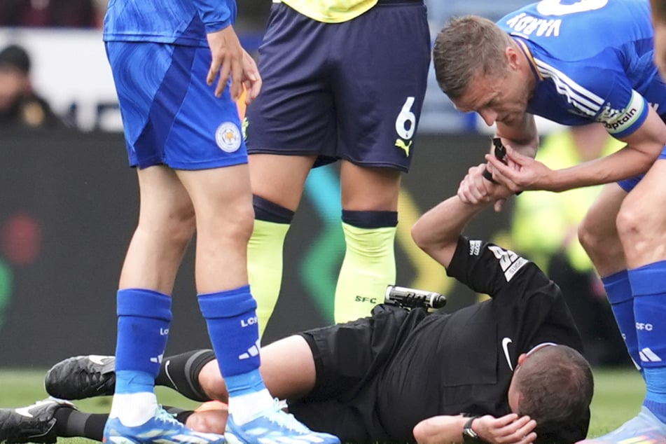 Rozhodčí jde k zemi: fotbalová hvězda Jamie Vardy reaguje tak podivně