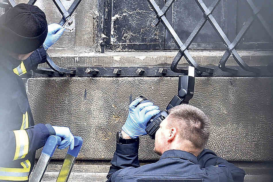 Die Kripo bei der Spurensicherung am Einbruchsfenster des Grünen Gewölbes im Dresdner Schloss.