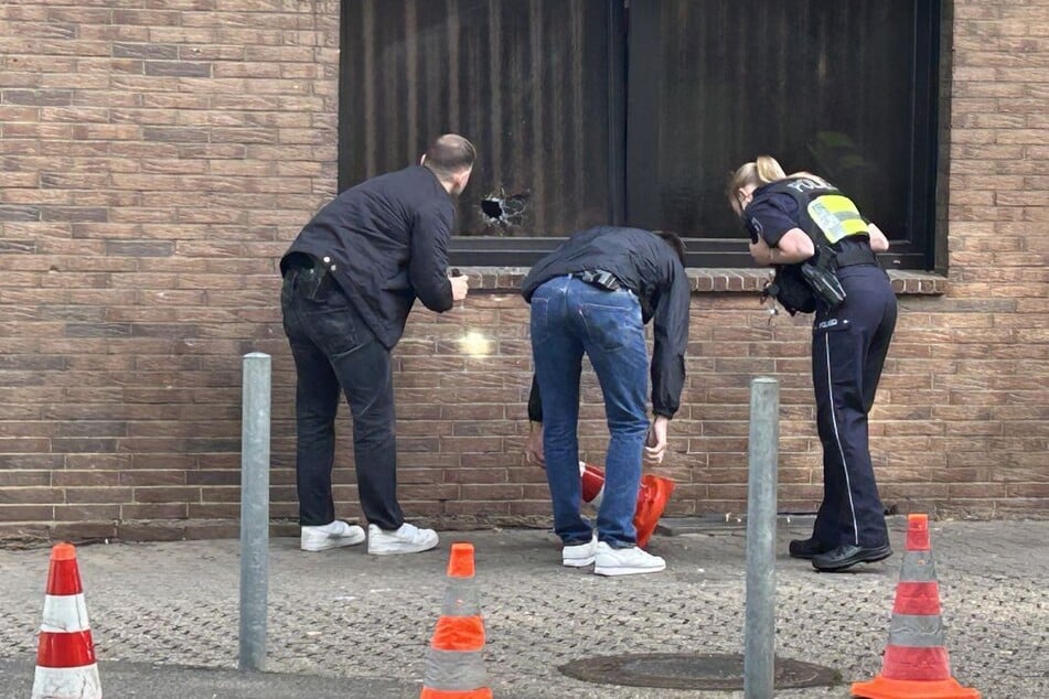 Köln: Wieder Schüsse auf Kölner Bar: Polizei fahndet nach zwei Männern
