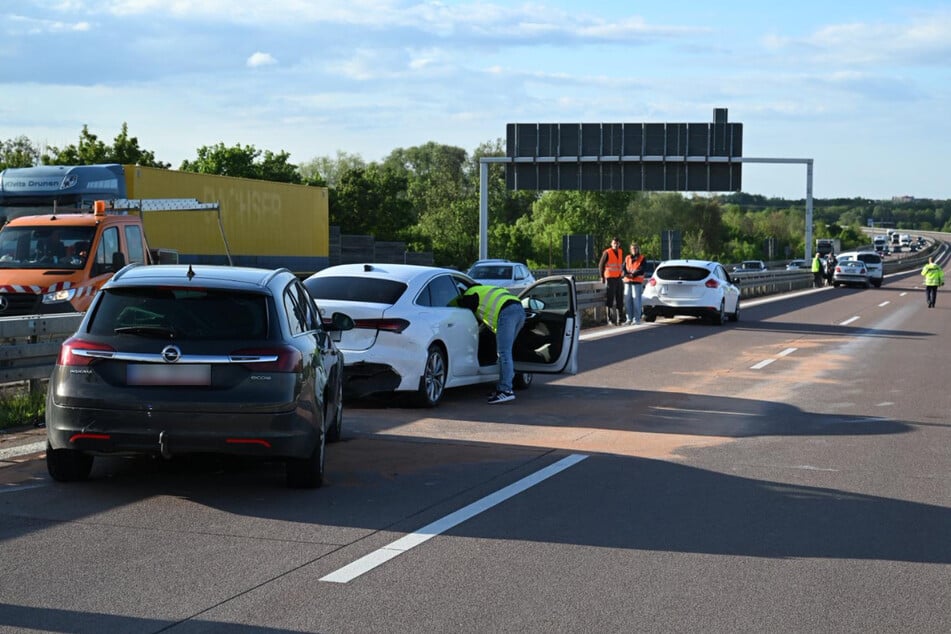 Insgesamt sollen fünf Autos was abbekommen haben.