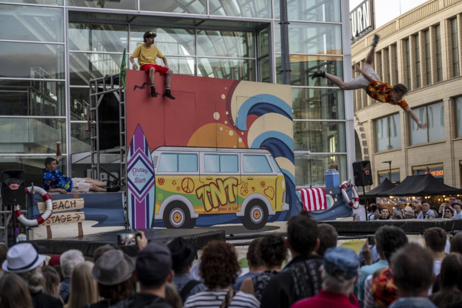 Die Trampolin-Gruppe performt auf dem Hutfestival. Zwei Mitglieder mussten ins Krankenhaus.
