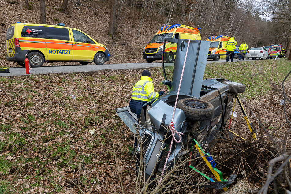 Eine Skoda-Fahrerin (83) landete am Dienstagmittag mit ihrem Auto in Lengenfeld im Straßengraben.