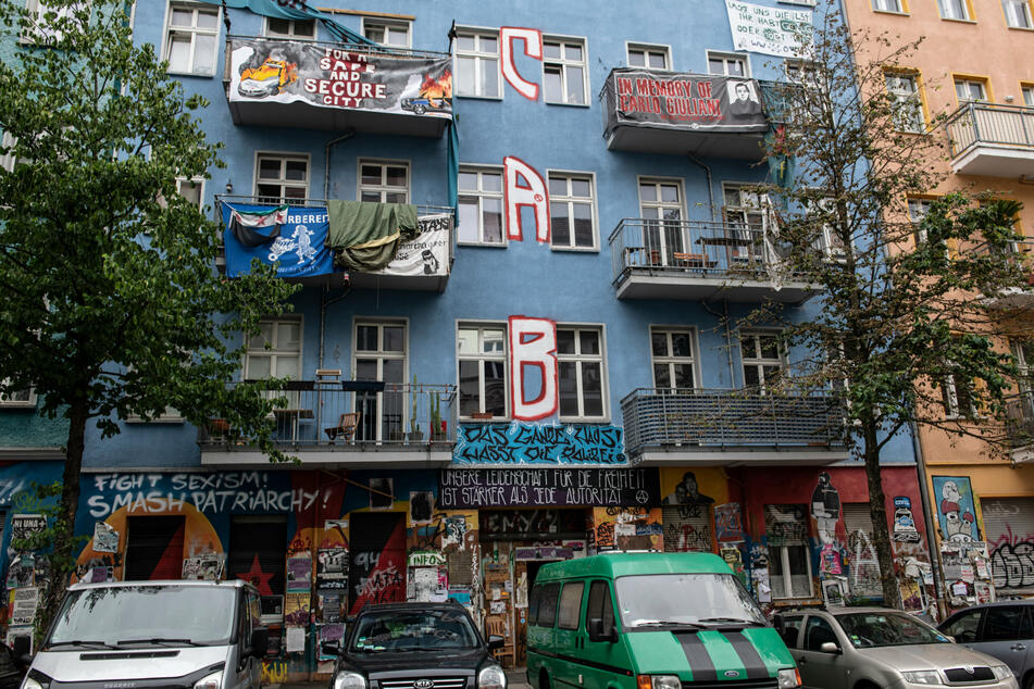 Fahrzeuge stehen an der Rigaer Straße vor dem Haus Nr. 94.