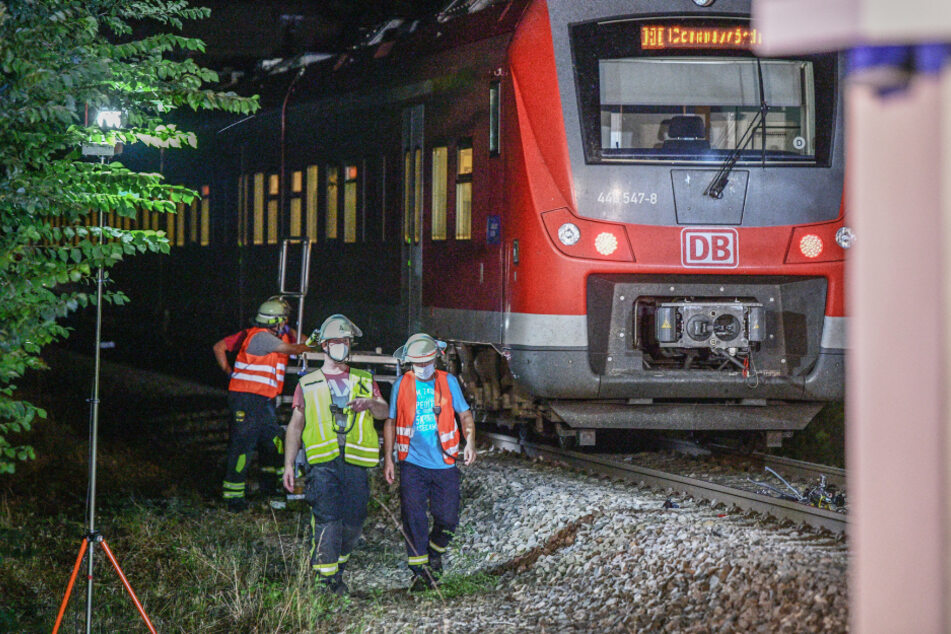 Einsatzkräfte an der Unfallstelle in Westhausen-Baiershofen.