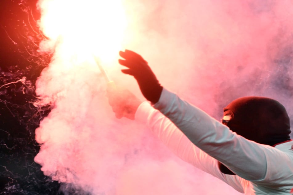Immer wieder sorgen die Fans des 1. FC Köln mit dem Abbrennen von pyrotechnischen Gegenständen für Ärger beim DFB.