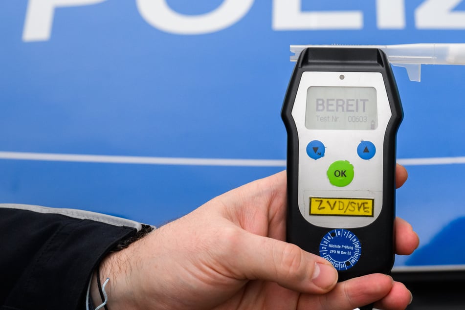 Mit Weinflasche im Arm und über drei Promille: Mann sucht Schlafplatz im Mülleimer