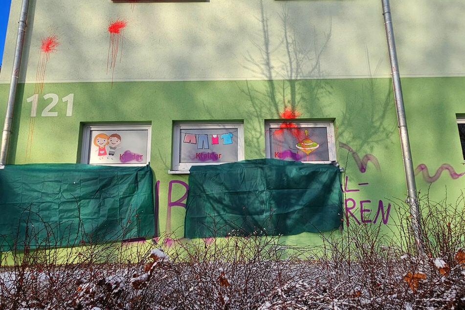 Die Parolen an der Fassade wurden provisorisch verdeckt und sollen in den nächsten Tagen entfernt werden.